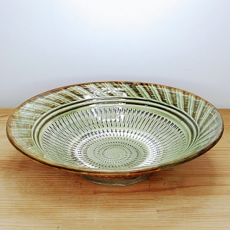 小鹿田焼の7寸中深皿 飛び鉋と刷毛目 緑