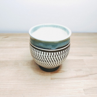 小鹿田焼の湯のみ 白飛び鉋 フチ色