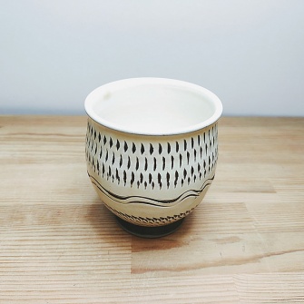 小鹿田焼の湯のみ 白 飛び鉋と櫛目