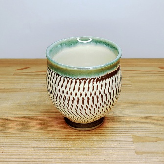 小鹿田焼の湯のみ 飛び鉋(とびかんな)フチ緑