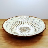 小鹿田焼の7寸中深皿 白 刷毛目 飛び鉋