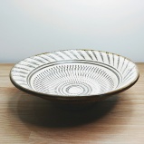 小鹿田焼の【割引中！】７寸中深皿　飛び鉋と刷毛目　白