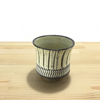 小鹿田焼の湯のみ 飛び鉋と刷毛目