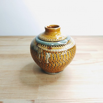 小鹿田焼の1輪挿し 飴色飛び鉋